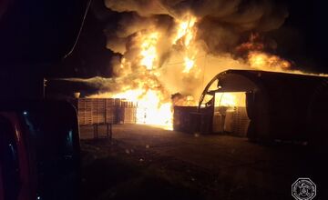 FOTO: Požiar v areáli firmy recyklácie plastov vo Zvončíne