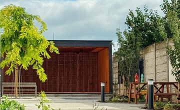 FOTO: V Modranke sa skrášli priestor pred kultúrnym domom