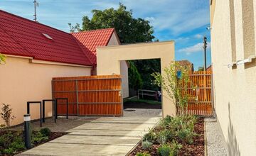 FOTO: V Modranke sa skrášli priestor pred kultúrnym domom