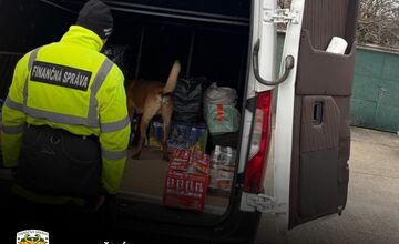 FOTO: Colníci z Nitry a Trnavy zaistili nelegálny lieh aj tisíce cigariet