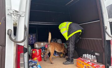 FOTO: Colníci z Nitry a Trnavy zaistili nelegálny lieh aj tisíce cigariet