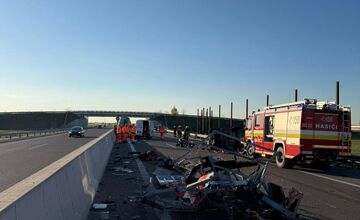 FOTO: Vrtuľník zasahoval pri nehode na diaľnici R7 pri Šamoríne