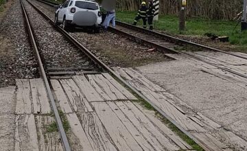 FOTO: Zrážka vlaku s autom pri Seredi