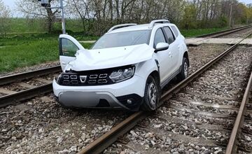 FOTO: Zrážka vlaku s autom pri Seredi