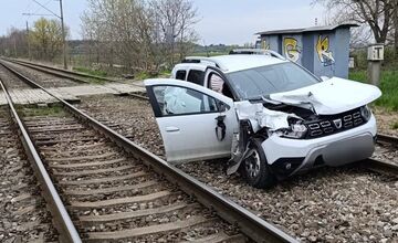 FOTO: Zrážka vlaku s autom pri Seredi