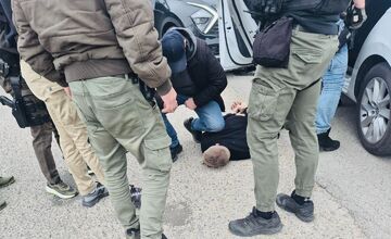 FOTO: Policajti zadržali muža, ktorý v marci zničil Kamenné námestie