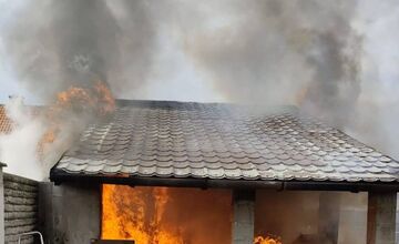 FOTO: Požiar stavby v Maduniciach a karavanu v Čiližskej Radvani