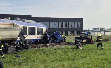 FOTO: Dramatická zrážka vlaku s nákladiakom