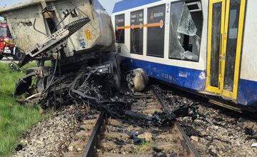 FOTO: Dramatická zrážka vlaku s nákladiakom