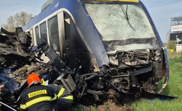 FOTO: Dramatická zrážka vlaku s nákladiakom