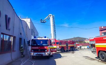 FOTO: V areáli automobilovej spoločnosti v Holíči vypukol požiar