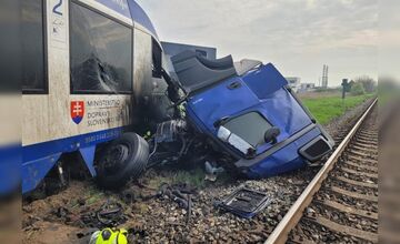 FOTO: Pri zrážke vlaku s kamiónom pri Dunajskej Strede zomrel 58-ročný kamionista a jazdec na koni Marián
