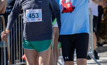 FOTO: Klobúk dolu!  91-ročný Dezider sa postavil na štart preteku v Galante, zdolal ho bez problémov