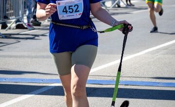 FOTO: Klobúk dolu!  91-ročný Dezider sa postavil na štart preteku v Galante, zdolal ho bez problémov