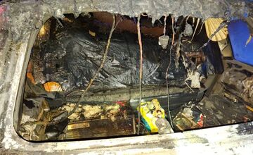 FOTO: Plamene poškodili auto, motocykel aj kontajner