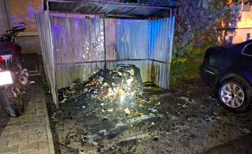 FOTO: Plamene poškodili auto, motocykel aj kontajner