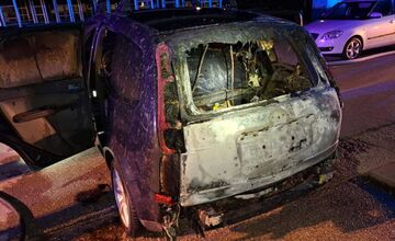 FOTO: Plamene poškodili auto, motocykel aj kontajner