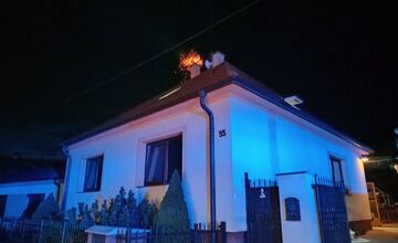 FOTO: Komín rodinného domu v obci Hubina horel, zasiahnúť museli dobrovoľní hasiči