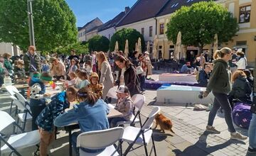 FOTO: Hlavná ulica v Trnave sa opäť zmenila na ateliér. Vznikol nový hastag #TRNAVA