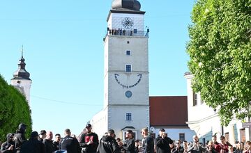 FOTO: Na derby v Trnave to vrelo. Horiace šály, dym na tribúnach a masívne policajné manévre