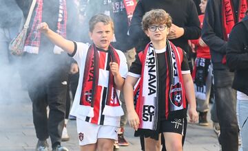 FOTO: Na derby v Trnave to vrelo. Horiace šály, dym na tribúnach a masívne policajné manévre