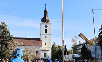 FOTO: Takto vyzeralo stavanie májov v Trnavskom kraji