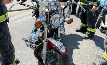 FOTO: Vážna zrážka motocykla s osobným autom v Dechticiach
