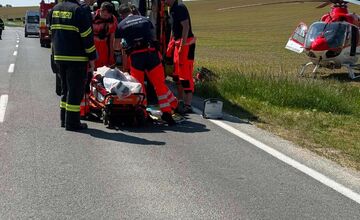 FOTO: Vážna zrážka motocykla s osobným autom v Dechticiach
