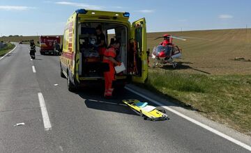 FOTO: Vážna zrážka motocykla s osobným autom v Dechticiach