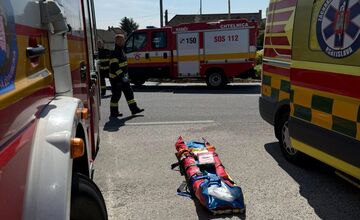 FOTO: Vážna zrážka motocykla s osobným autom v Dechticiach