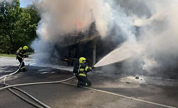 FOTO: Požiar na diaľnici D2
