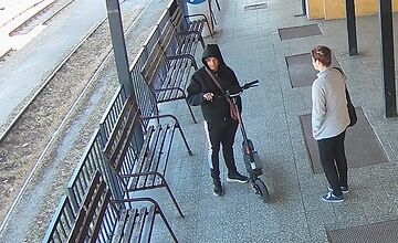 FOTO: Muž ukradol elektrickú kolobežku a odišiel vlakom do Trnavy